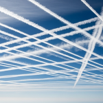 Varios aviones dejando estelas químicas (chemtrails) que forman un patrón de cuadrícula en un cielo azul, sugiriendo una operación coordinada de fumigación.