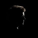La silueta de perfil de JFK envuelta en un manto de oscuridad