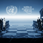 Un tablero de ajedrez global donde una mano sombría mueve a los líderes mundiales como piezas, con los logos de la ONU y el Foro Económico Mundial en el fondo, simbolizando la Agenda 2030 y el Gran Reinicio.