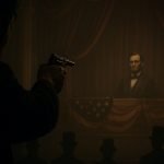 John Wilkes Booth a punto de asesinar al presidente Abraham Lincoln en el palco del Teatro Ford, con figuras sombrías observando, simbolizando una conspiración mayor.