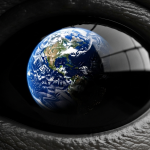 Un primer plano extremo de un ojo de un extraterrestre Gris, grande y negro, en el que se refleja el planeta Tierra, simbolizando su enfoque y agenda en nuestro mundo.