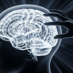 Un cerebro humano representado como un complejo laberinto, con una mano sombría moviendo las paredes para cambiar las rutas, simbolizando la ingeniería social del Instituto Tavistock.