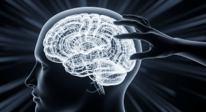 Un cerebro humano representado como un complejo laberinto, con una mano sombría moviendo las paredes para cambiar las rutas, simbolizando la ingeniería social del Instituto Tavistock.