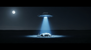 Una vaca mutilada yace en un campo por la noche, mientras un platillo volante proyecta un haz de luz sobre ella, simbolizando la conexión entre las mutilaciones y la actividad OVNI.