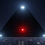 Un gigantesco OVNI triangular negro flotando silenciosamente sobre el horizonte de una ciudad por la noche, con sus tres luces de esquina encendidas.
