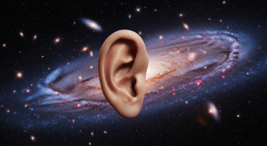 Un oído humano gigante en el espacio, escuchando atentamente un universo lleno de galaxias y estrellas, pero sin recibir ninguna señal, simbolizando la Paradoja de Fermi y el Gran Silencio.