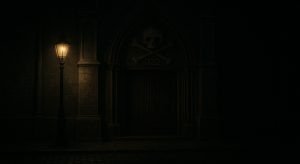 El emblema de Skull and Bones (una calavera con dos tibias cruzadas y el número 322) sobre la fachada de "La Tumba", su sede sin ventanas en la Universidad de Yale.