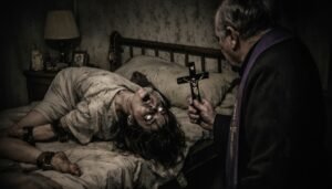 Recreación dramática del exorcismo de Anneliese Michel, mostrando la intensidad física y espiritual del ritual.