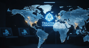 El logo de la Comisión Trilateral (un nudo de tres alas que forman un triángulo) superpuesto sobre un mapa del mundo, conectando Norteamérica, Europa y Japón, simbolizando su esfera de influencia.