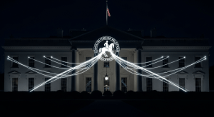 La Casa Blanca con una superposición del logo del Council on Foreign Relations (CFR) y hilos de marioneta que se extienden desde él, simbolizando su control sobre la política estadounidense.