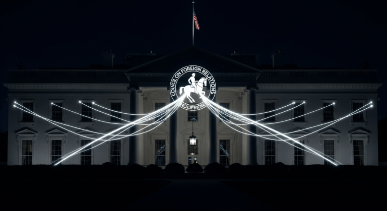 La Casa Blanca con una superposición del logo del Council on Foreign Relations (CFR) y hilos de marioneta que se extienden desde él, simbolizando su control sobre la política estadounidense.