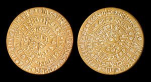 Fotografía de alta resolución del Disco de Festo, mostrando la espiral de glifos misteriosos estampados en arcilla hace 3700 años.