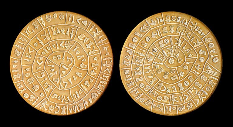Fotografía de alta resolución del Disco de Festo, mostrando la espiral de glifos misteriosos estampados en arcilla hace 3700 años.