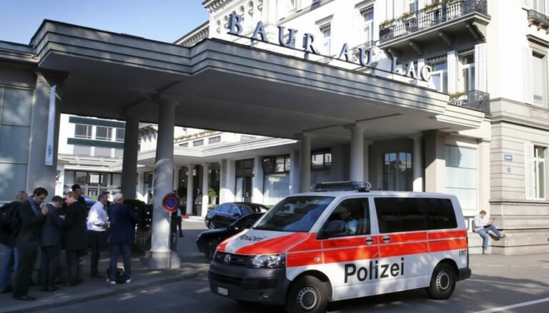 Recreación de la famosa redada en el hotel Baur au Lac en Zúrich en 2015, donde fueron arrestados altos ejecutivos de la FIFA por corrupción.