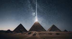 Las pirámides de Giza por la noche, con un potente haz de energía saliendo de la cima de la Gran Pirámide hacia el cosmos, simbolizando la teoría de una tecnología antigua y perdida.