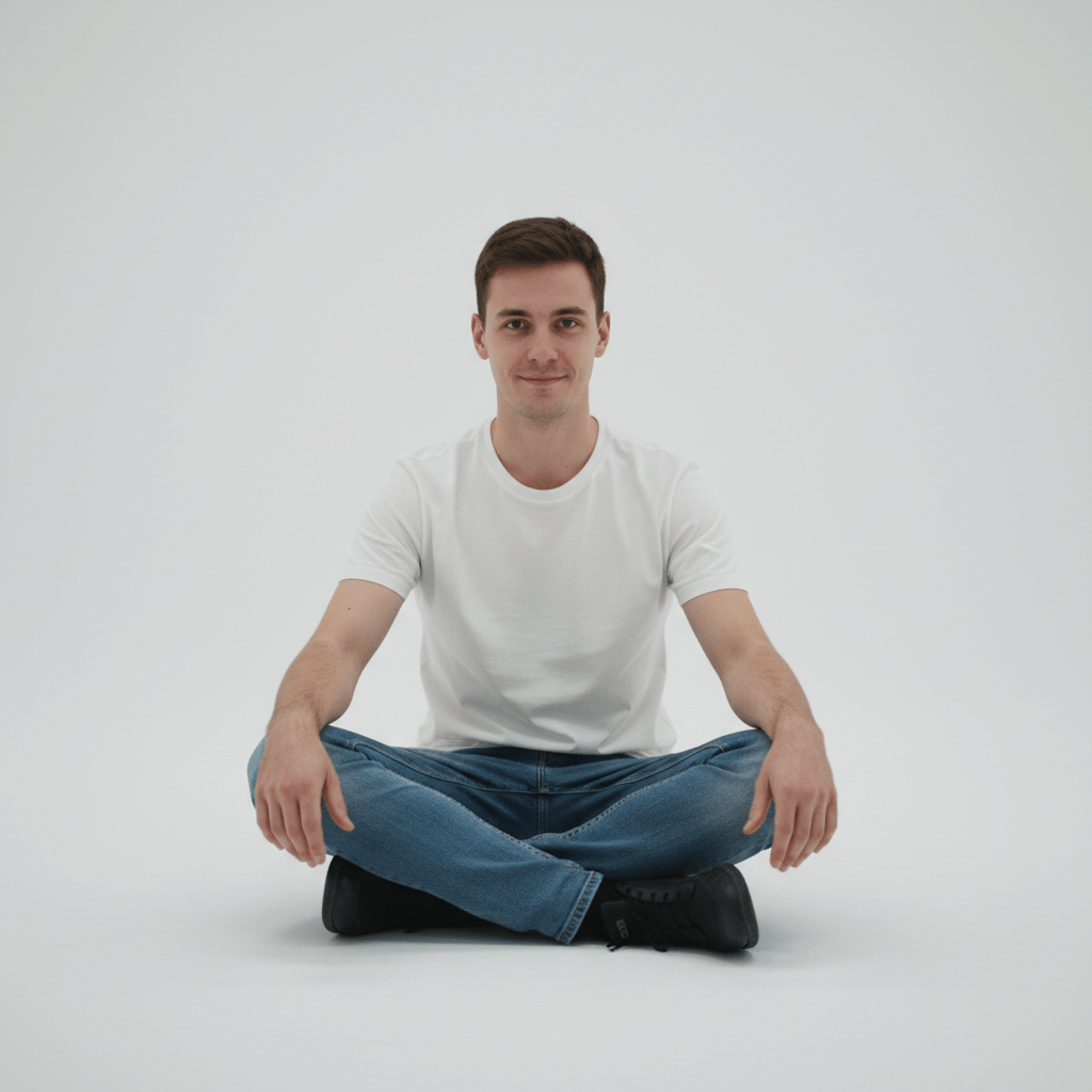 Hombre sentado sonriendo fijamente en una habitación blanca minimalista, representando el proyecto Sitting and Smiling de Benjamin Bennett.