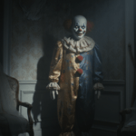 Estatua de payaso de tamaño natural en una habitación oscura, representando la leyenda urbana de terror doméstico.