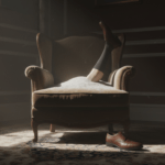 Representación visual del fenómeno de combustión humana espontánea con cenizas blancas en un sillón y una pierna intacta.